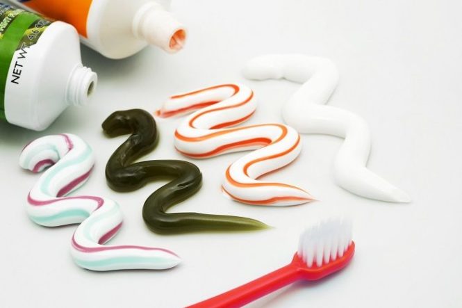道具要らず！歯磨き粉などチューブ系の商品を最後まで使い切る方法